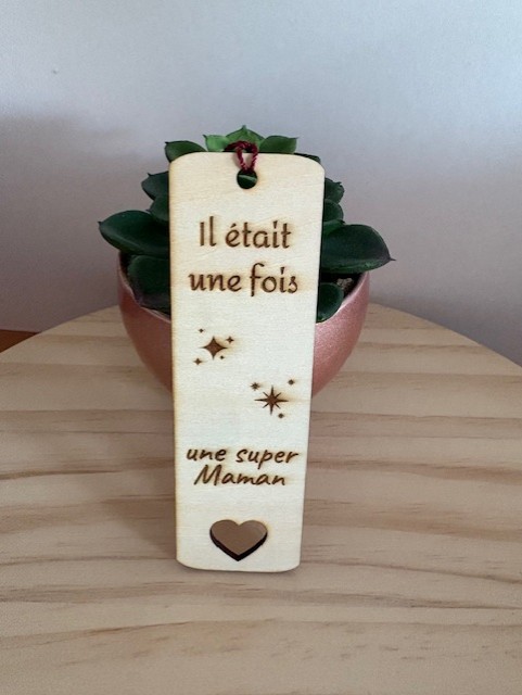 Marque-page "super maman" en bois gravé