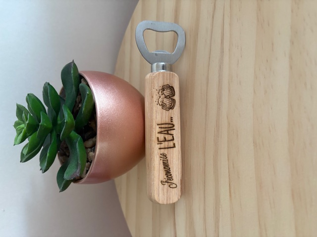 Décapsuleur en bois gravé