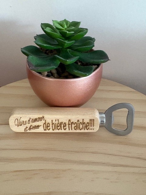 Décapsuleur en bois gravé