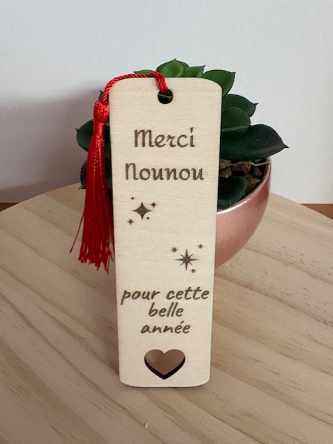 Marque-page "merci nounou" en bois gravé
