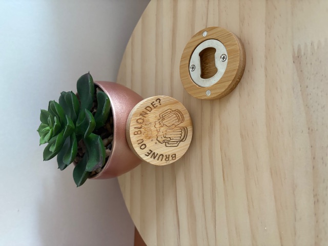 Décapsuleur en bois gravé