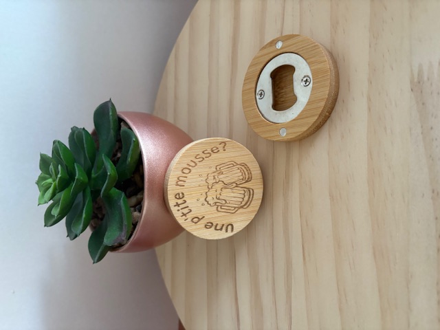 Décapsuleur en bois gravé