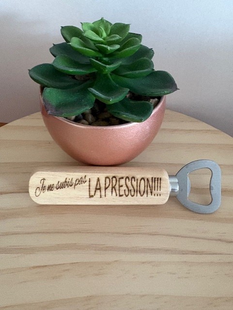 Décapsuleur en bois gravé