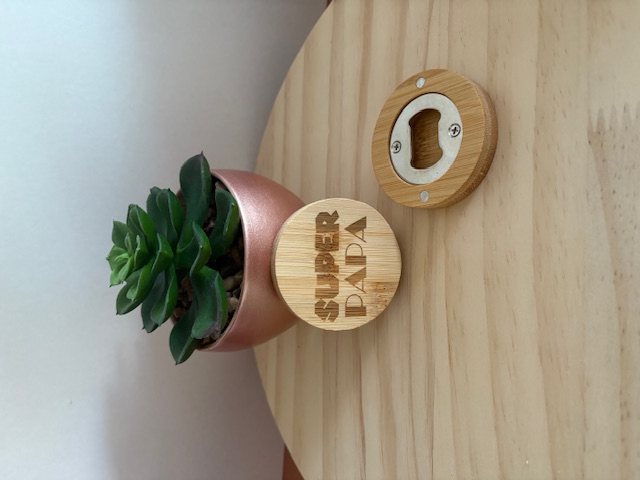 Décapsuleur en bois gravé