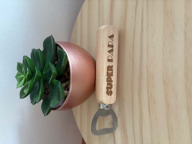 Décapsuleur en bois gravé