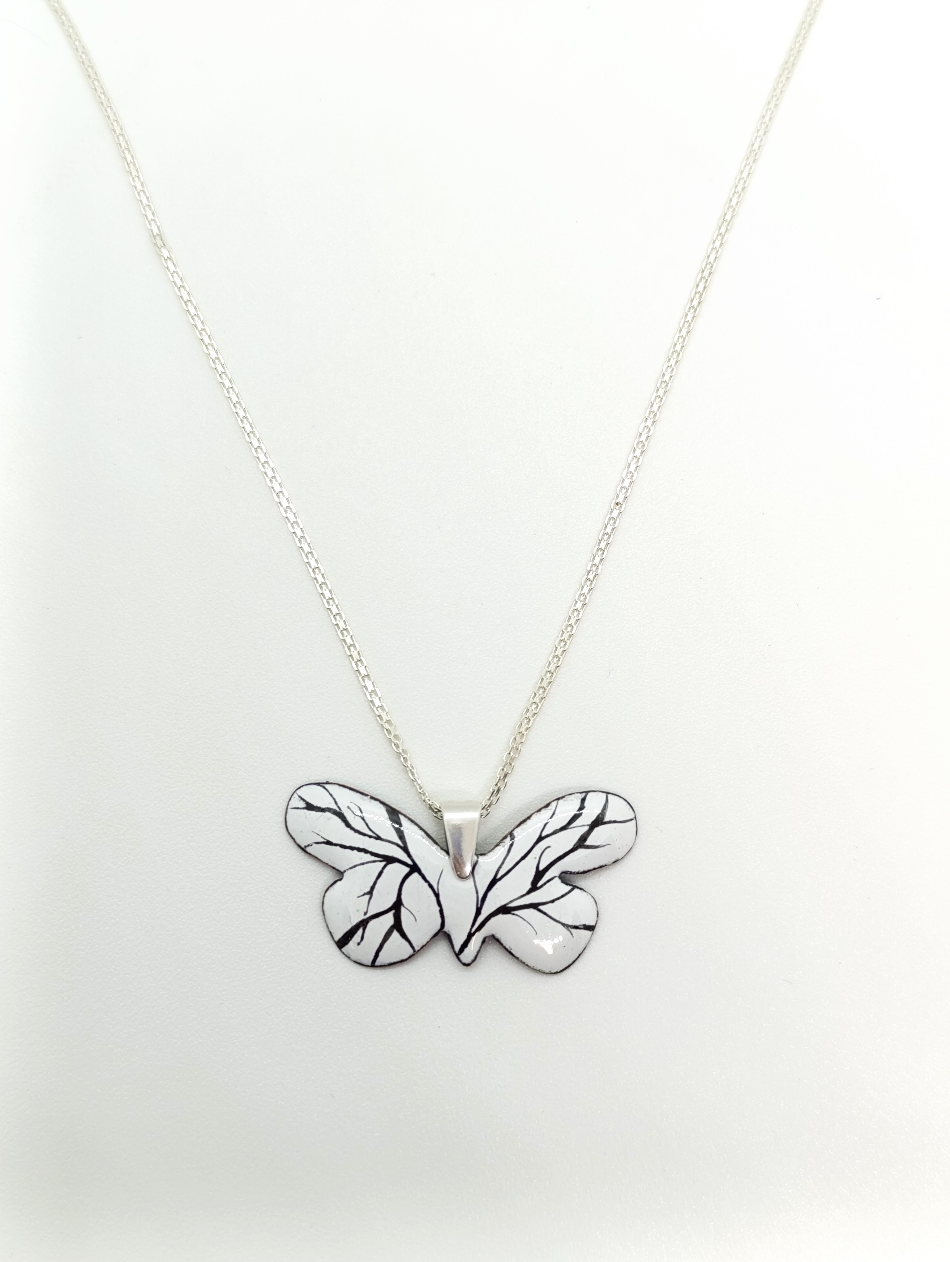 Papillon ébène et ivoire