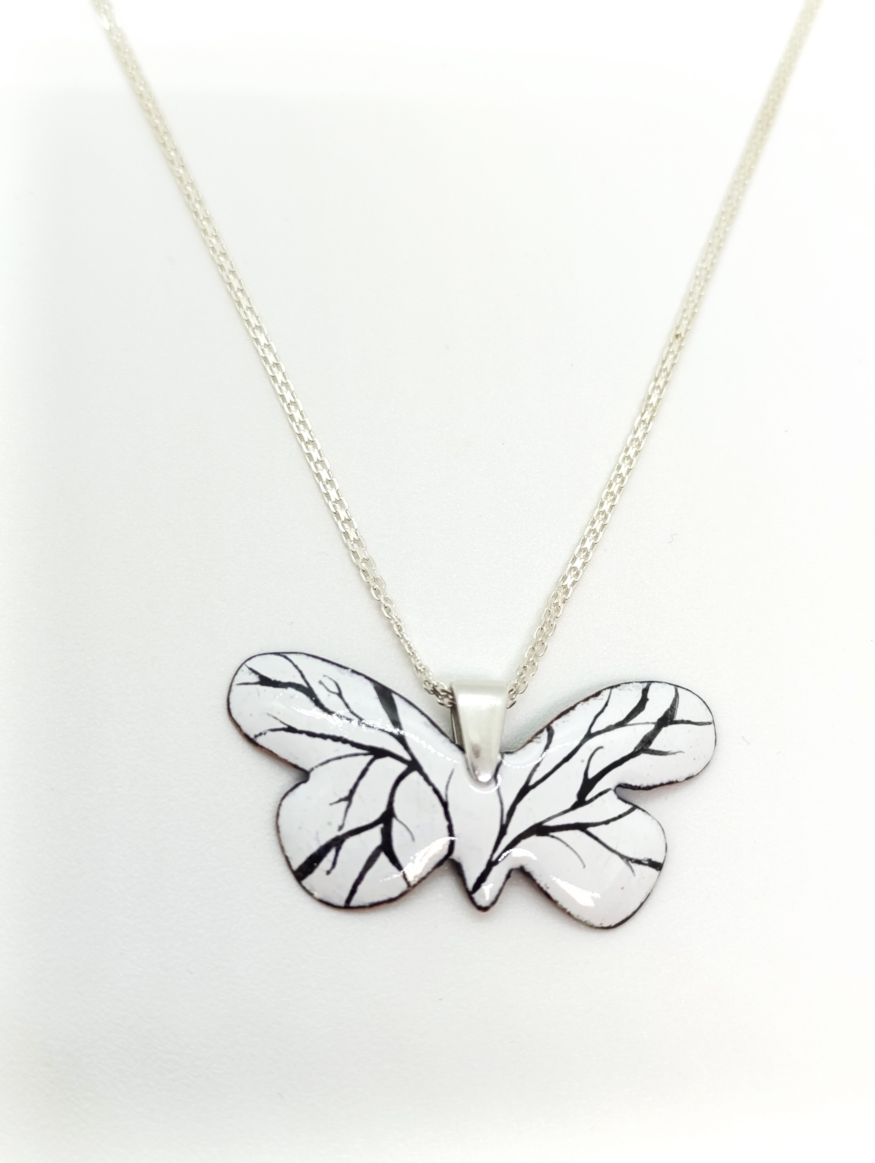 Papillon ébène et ivoire