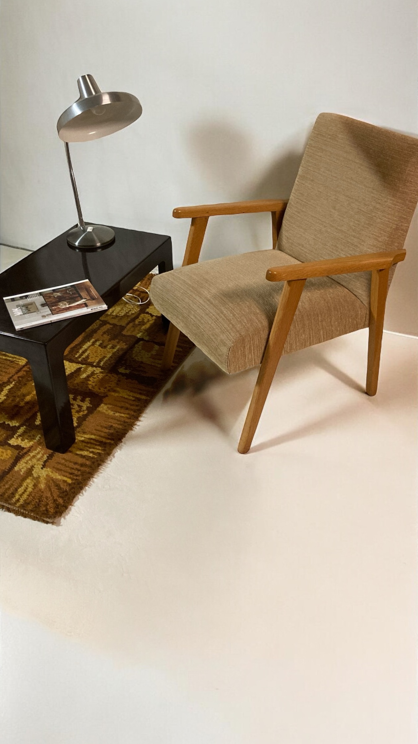 Fauteuil scandinave en bois clair et tissu