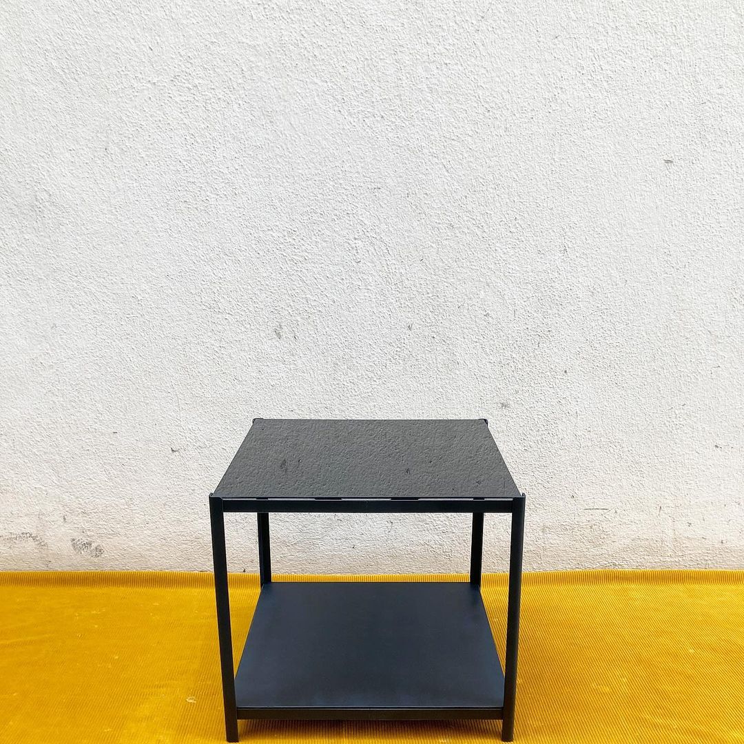 Table d’appoint carré, toute noire, métal et verre