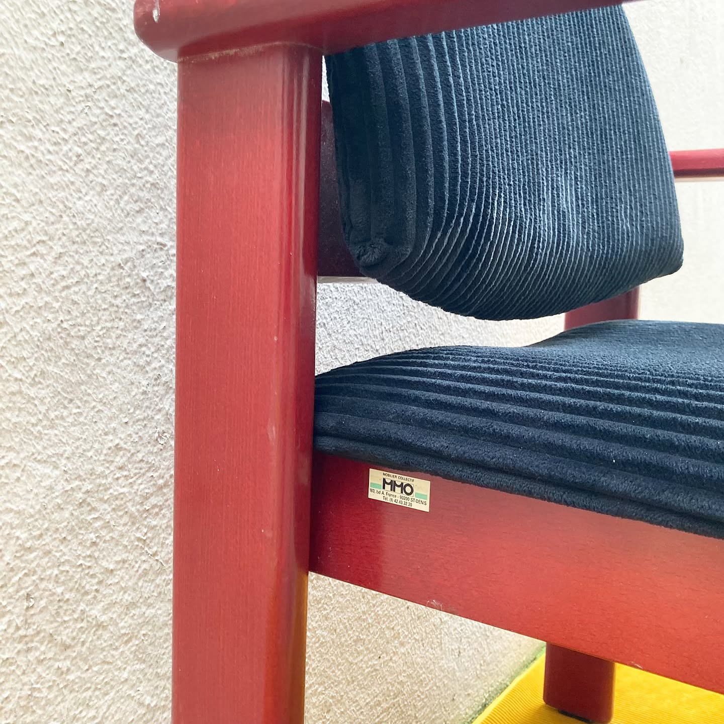 Fauteuil MMO, bois patiné et velours côtelé