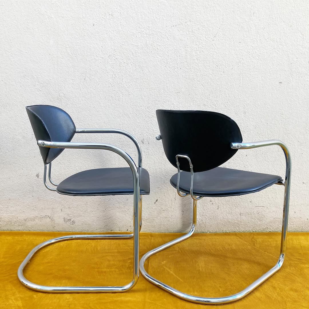 Chaise Effezeta, structure tubulaire en chrome et skai noir
