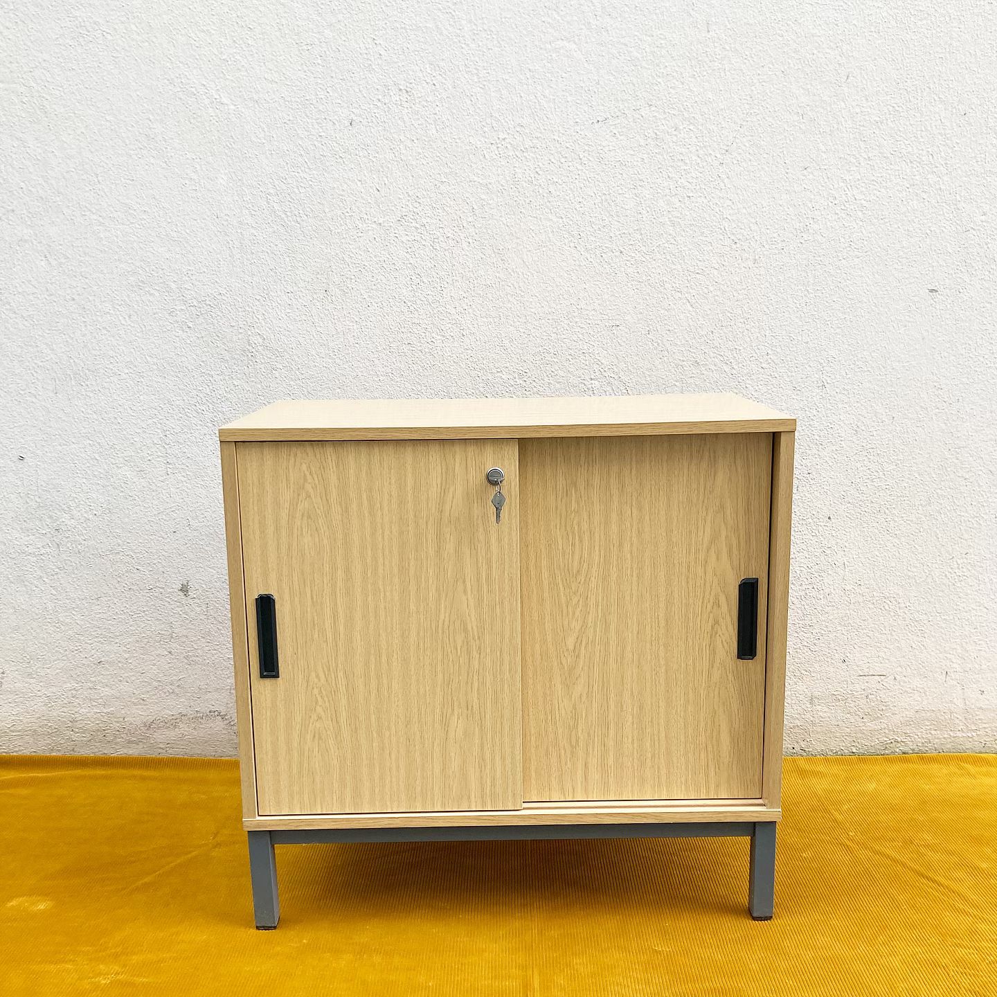 Petit meuble de rangement moderniste