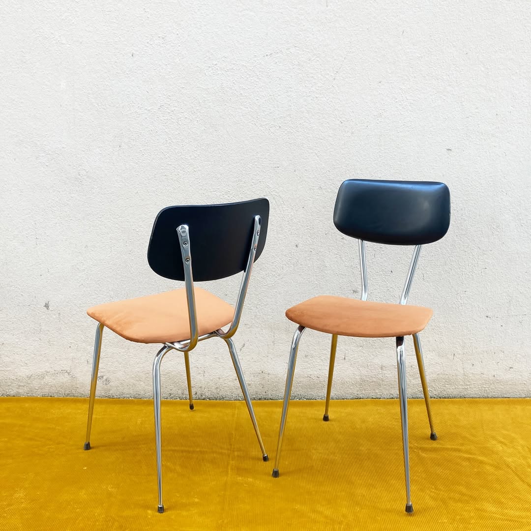 Chaise 70s – chrome, skaï & assises en velours