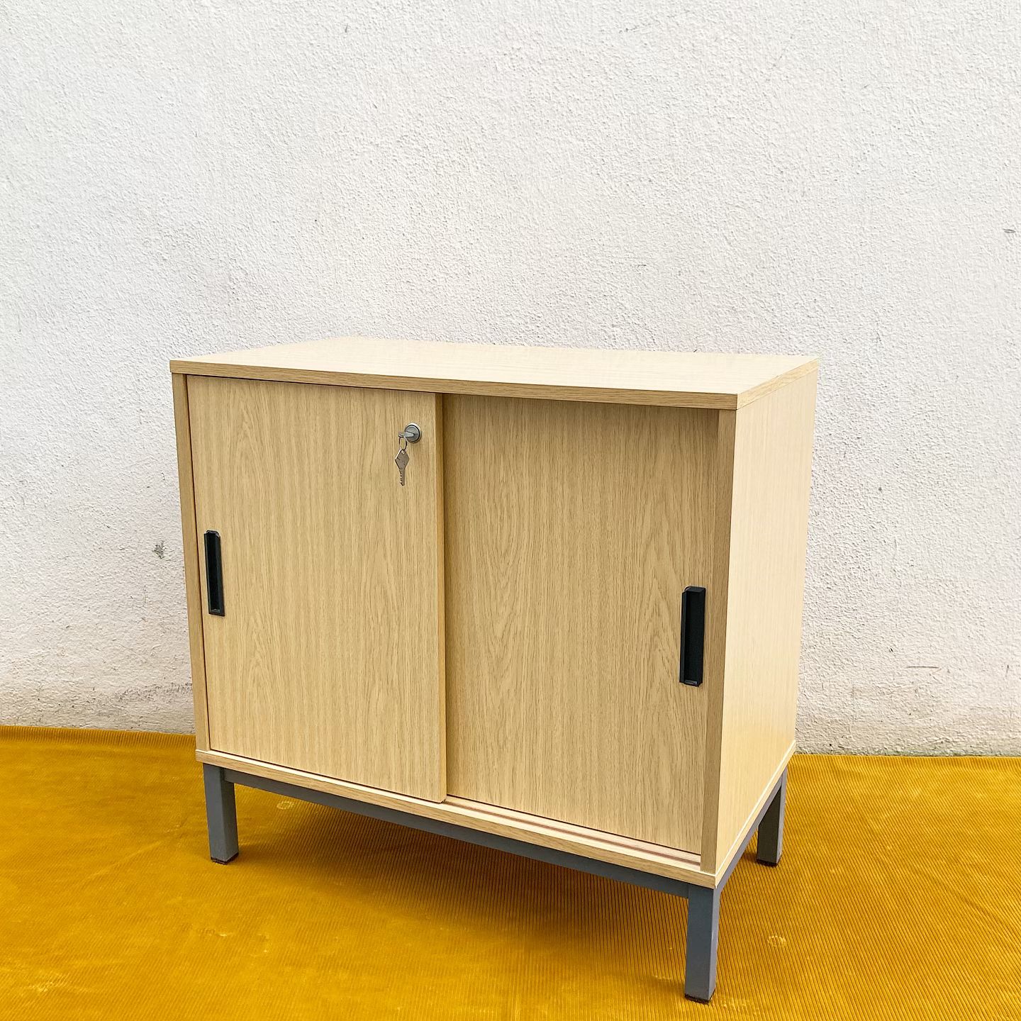 Petit meuble de rangement moderniste