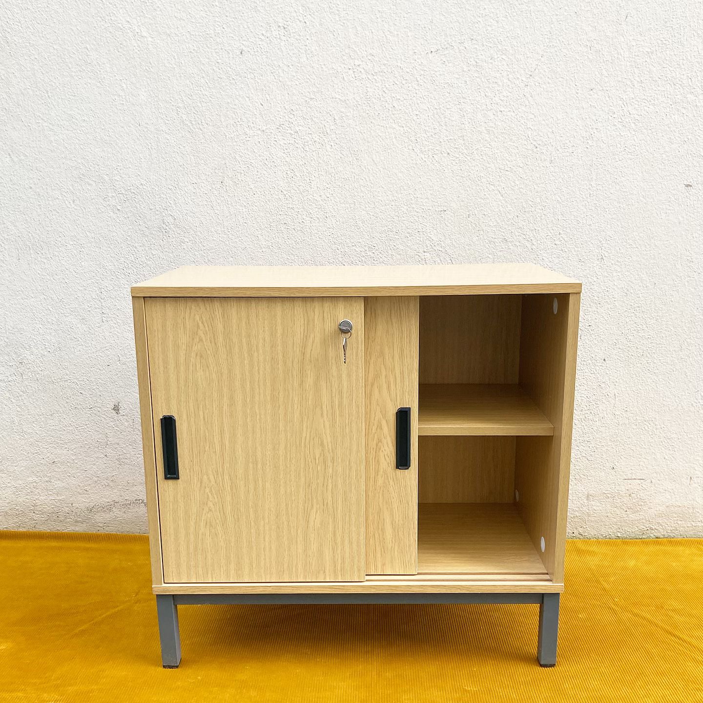 Petit meuble de rangement moderniste
