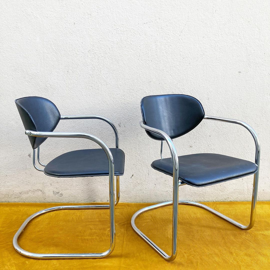 Chaise Effezeta, structure tubulaire en chrome et skai noir