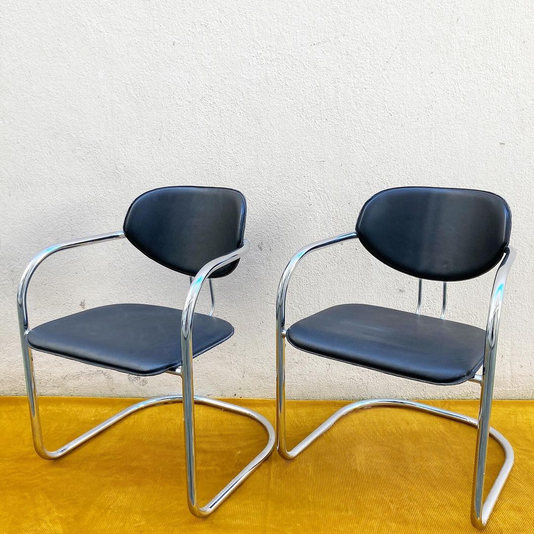 Chaise Effezeta, structure tubulaire en chrome et skai noir