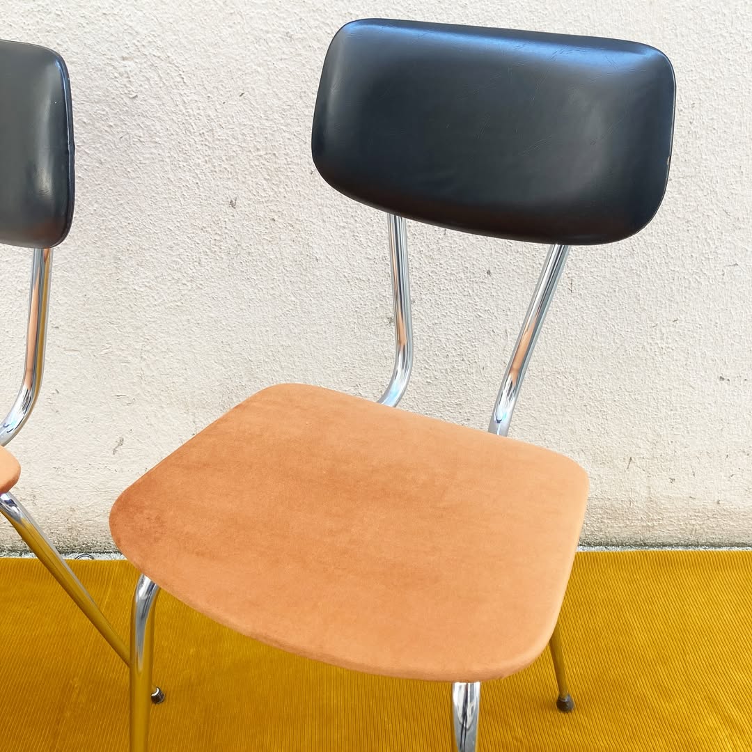 Chaise 70s – chrome, skaï & assises en velours