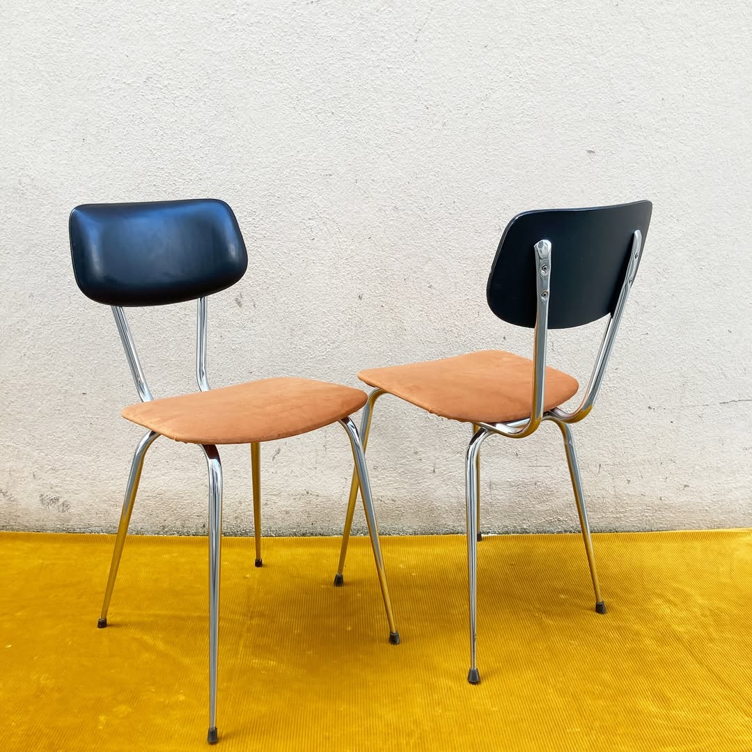 Chaise 70s – chrome, skaï & assises en velours
