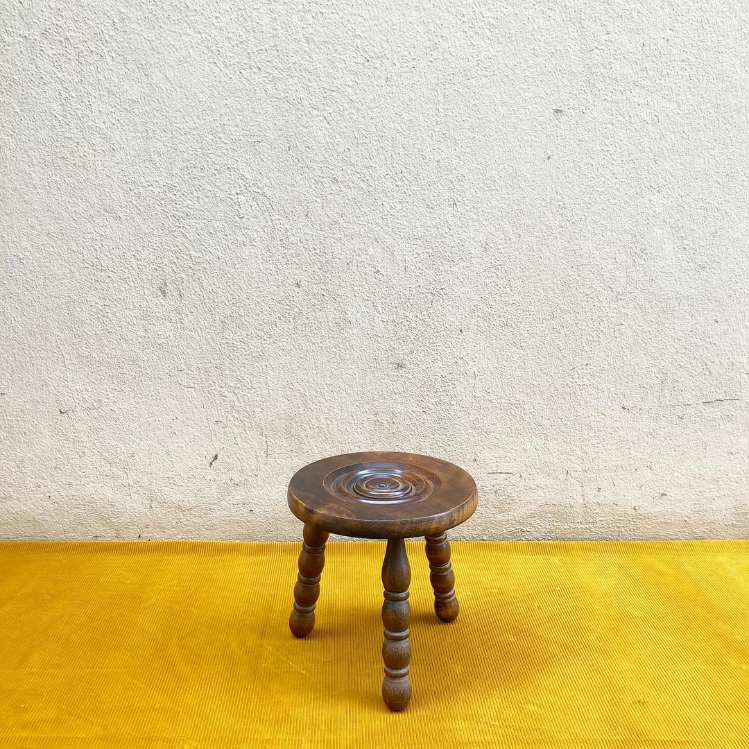 Tabouret tripode en bois tourné