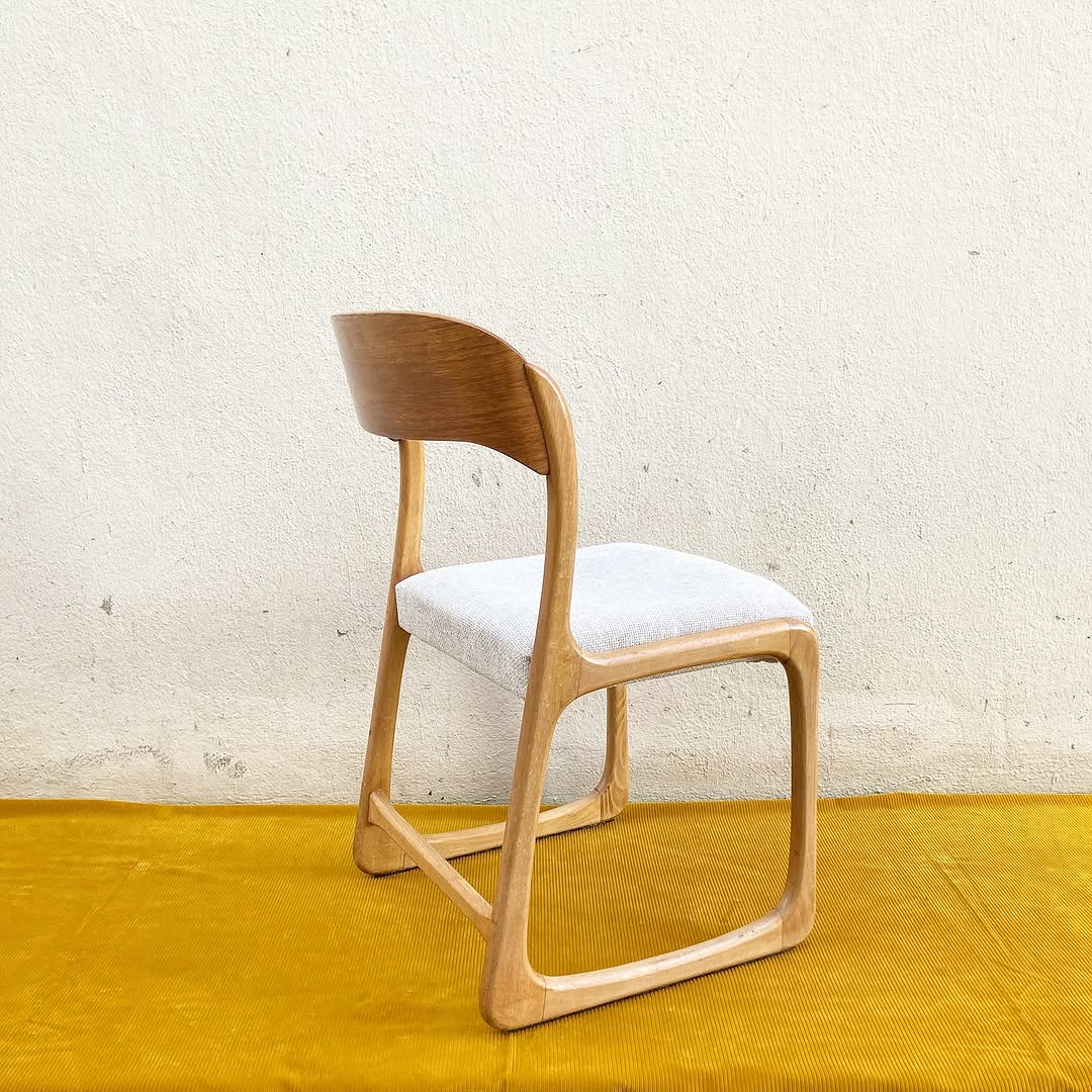 Chaise traîneau Baumann – chêne doré & tissu 