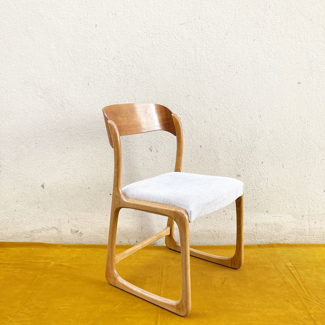 Chaise traîneau Baumann – chêne doré & tissu 
