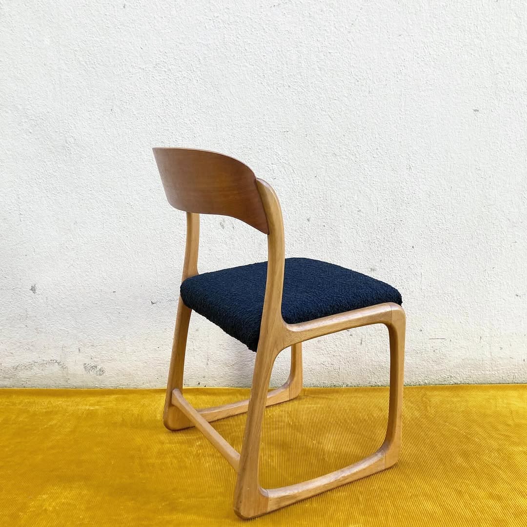 Chaise traîneau Baumann – chêne doré & tissu 