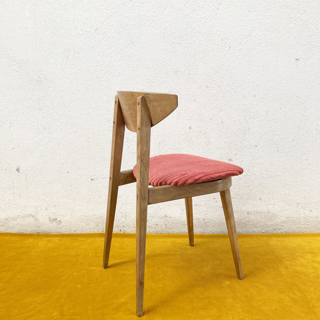 Chaise Fontania par Baumann – velours côtelé corail & hêtre courbé (années 60)
