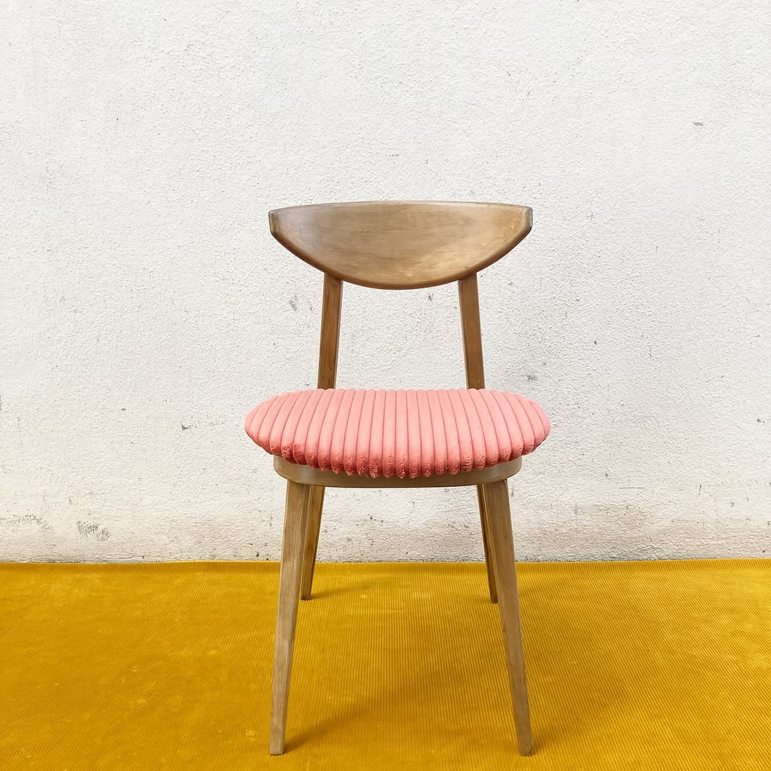 Chaise Fontania par Baumann – velours côtelé corail & hêtre courbé (années 60)