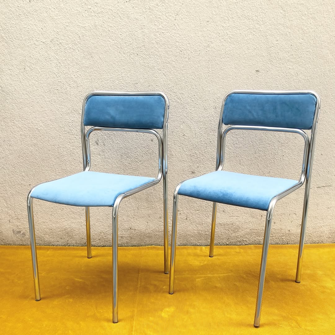 Paire de chaises chromées 70s – assise en velours bleu ciel 