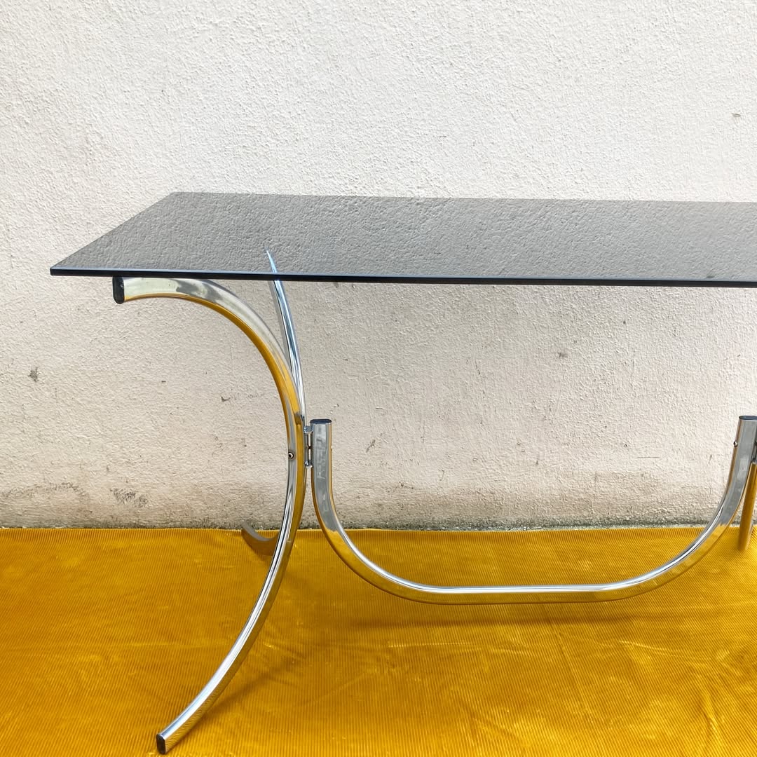 Table vintage verre fumé & piétement chromé – années 70-80
