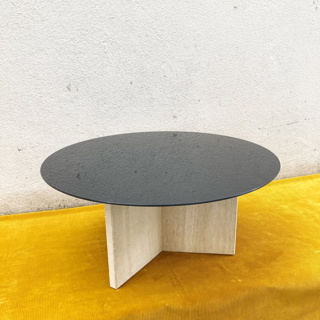 Table basse travertin & verre teinté noir – design italien 70
