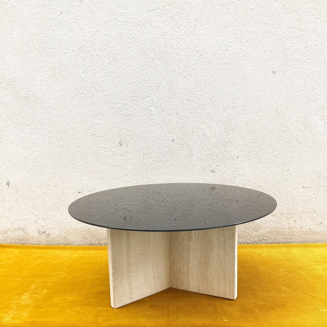 Table basse travertin & verre teinté noir – design italien 70