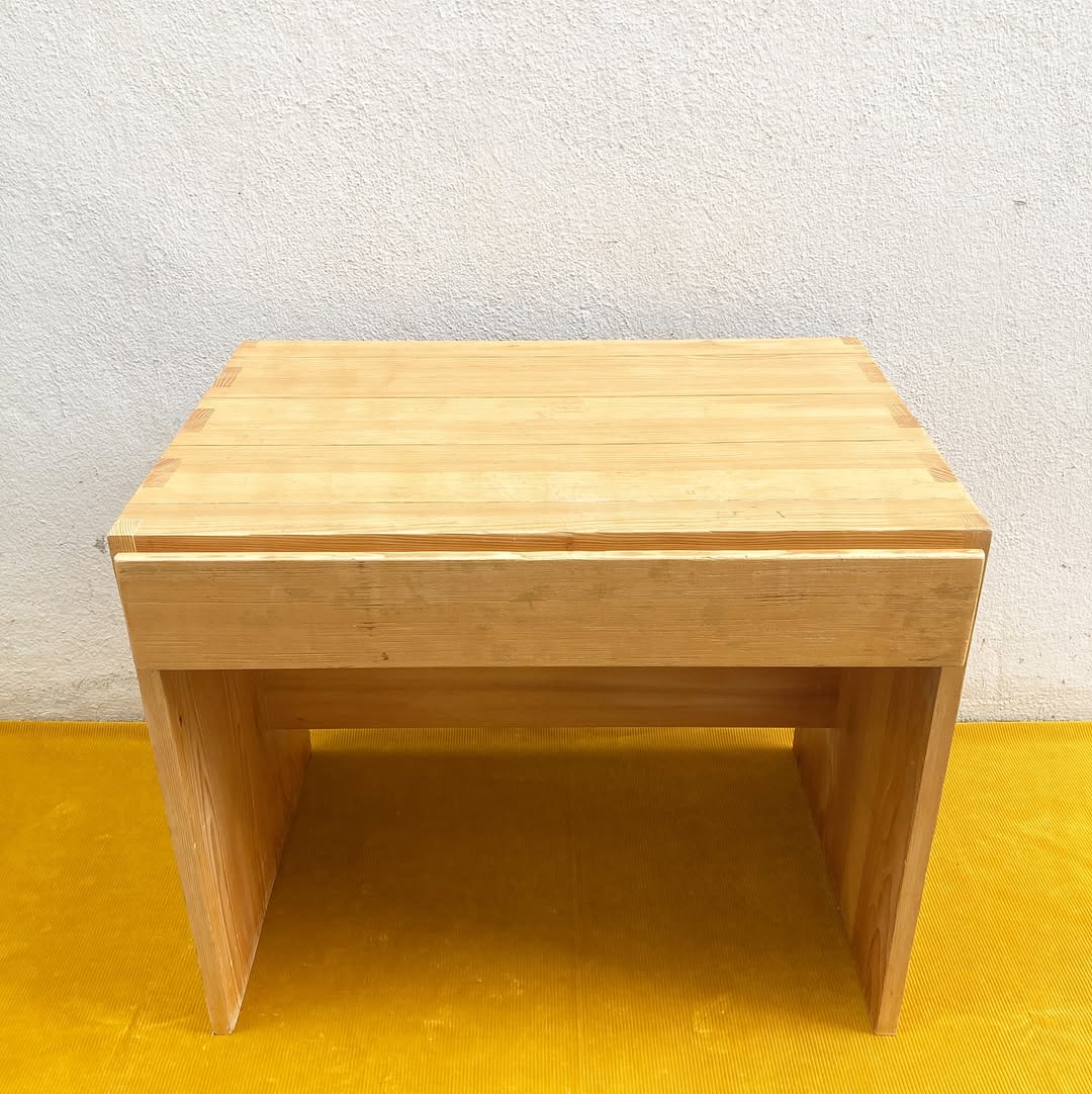 Bureau vintage en pin massif – Maison Regain, années 70