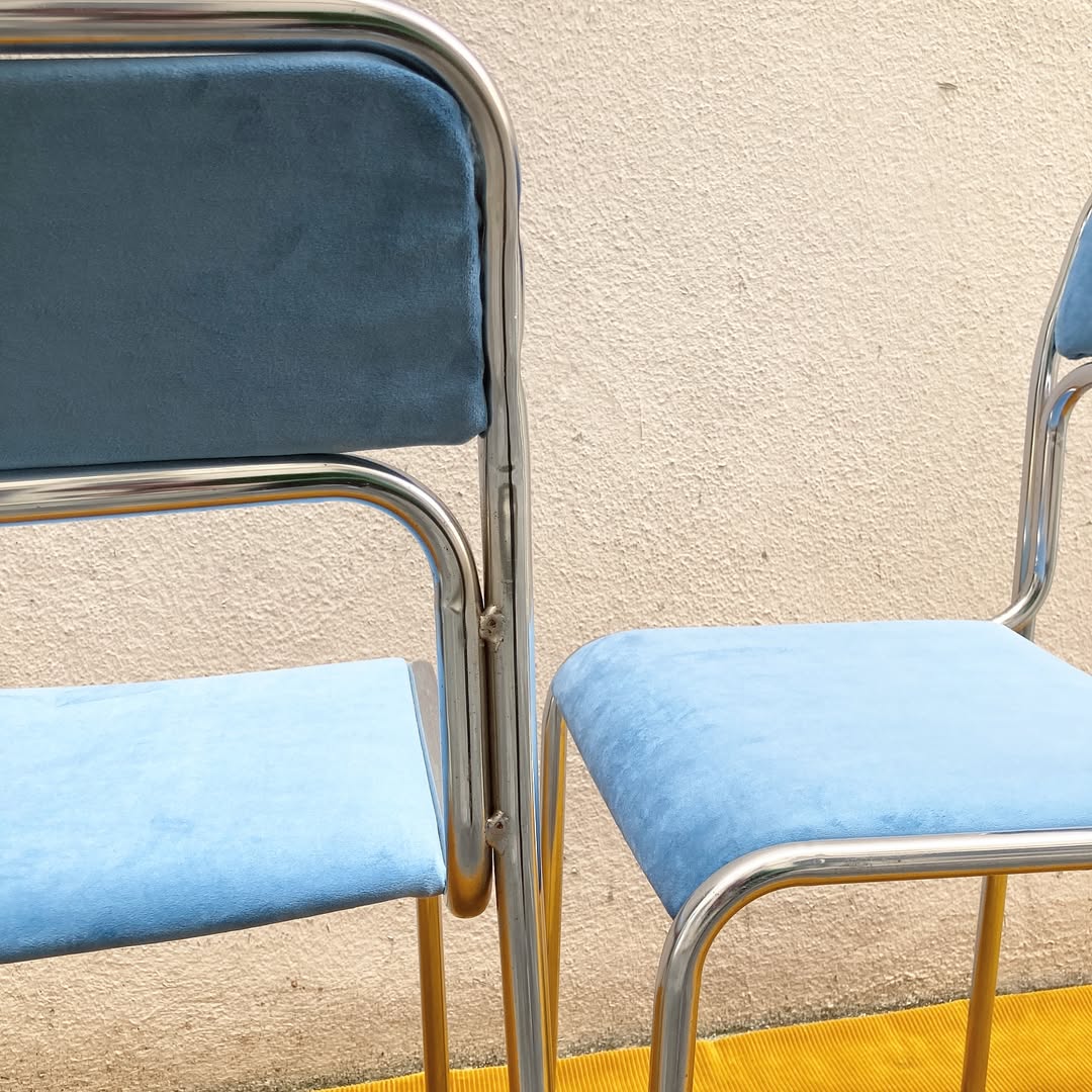 Paire de chaises chromées 70s – assise en velours bleu ciel 