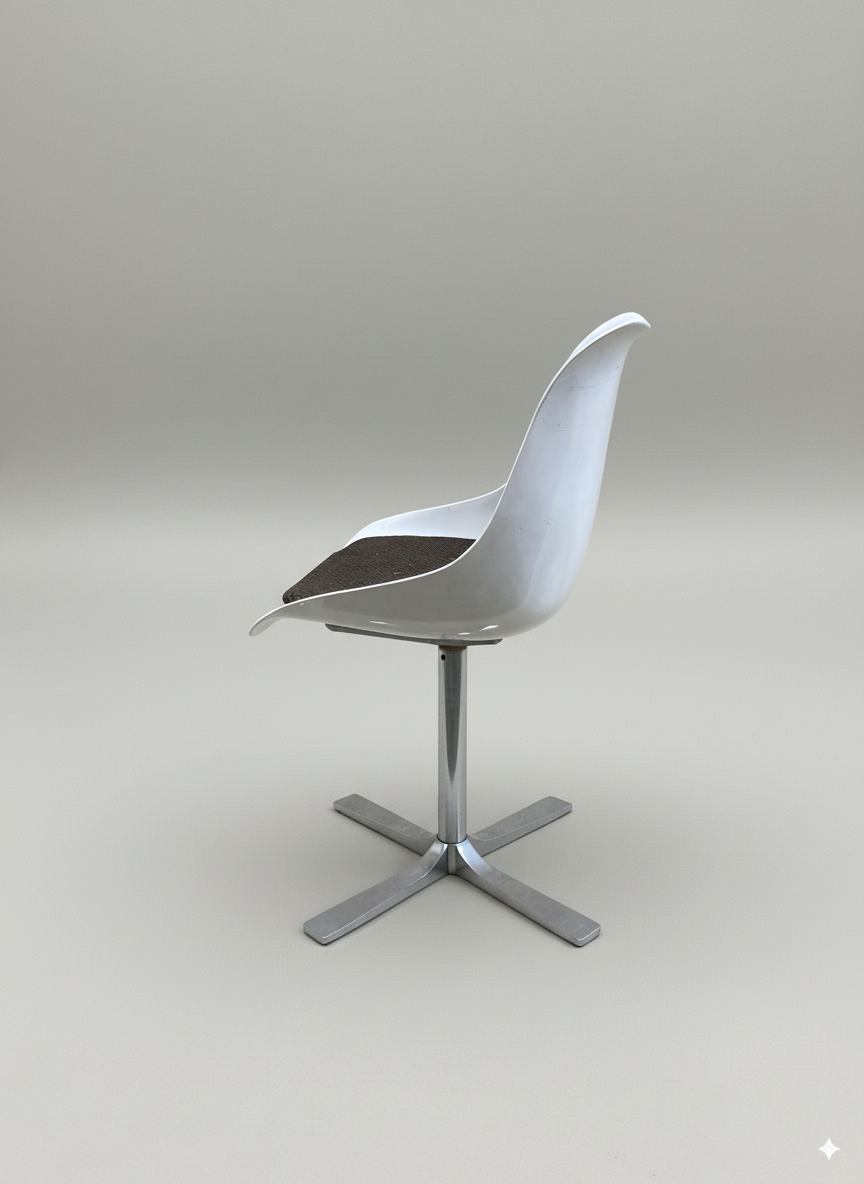 Chaise Tulipe Roche Bobois plastique moulé & piètement cruciforme chromé