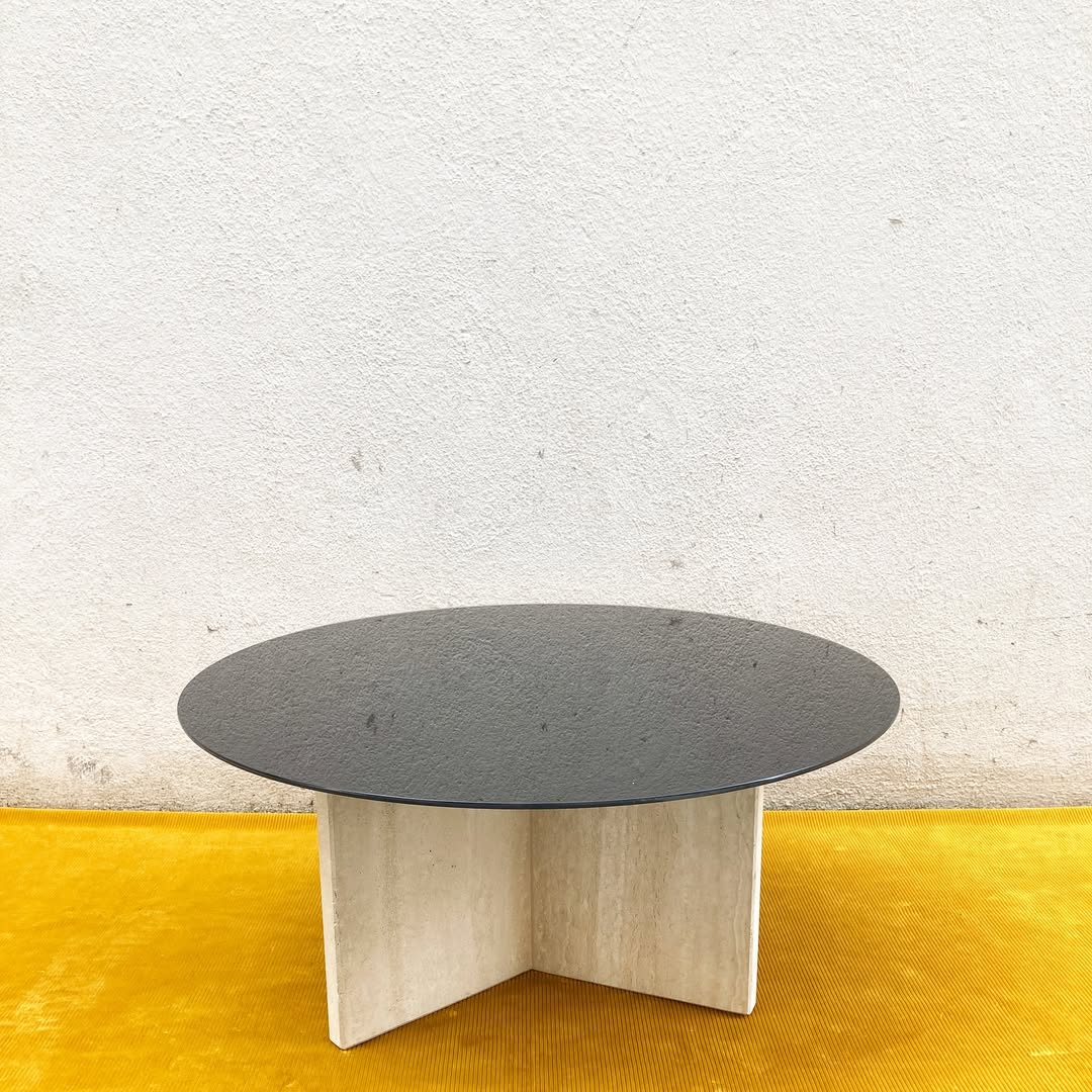 Table basse travertin & verre teinté noir – design italien 70