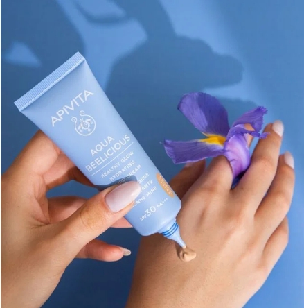 Apivita Aqua Beelicious Crema Fluida Iluminadora Hidratante SPF 30 con color 40 ml.