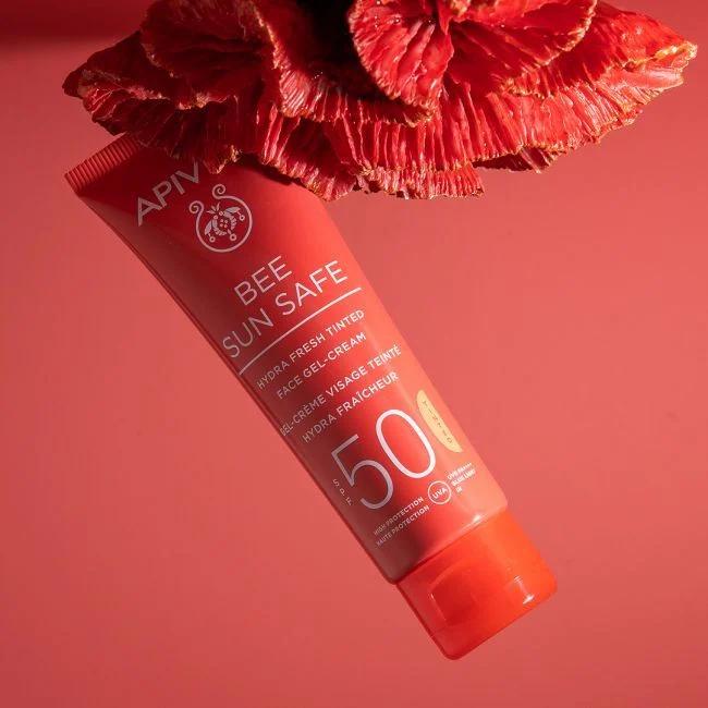 Apivita Bee Sun Safe Hydra Fresh Gel-Crema Facial con Color Algas Marinas & Propolis SPF50 50 ml.