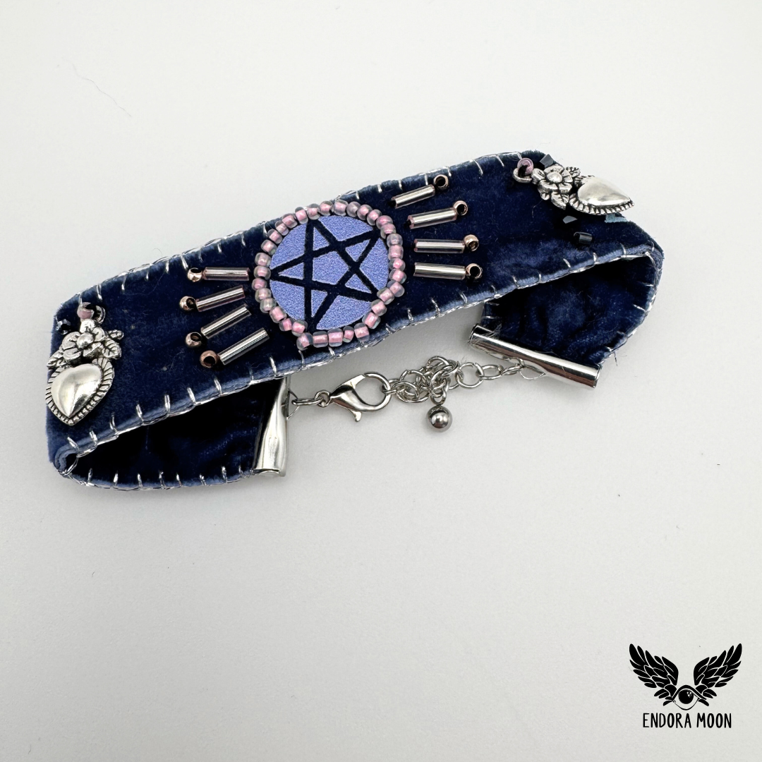 Pulsera Wicca Moon –  Pentáculo y corazones 