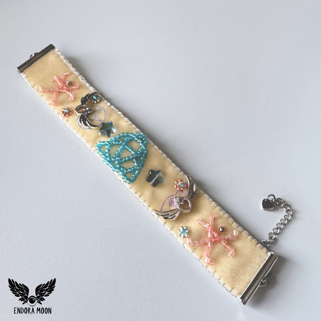 Pulsera Wicca Moon – Nudo bruja y corazones alados 