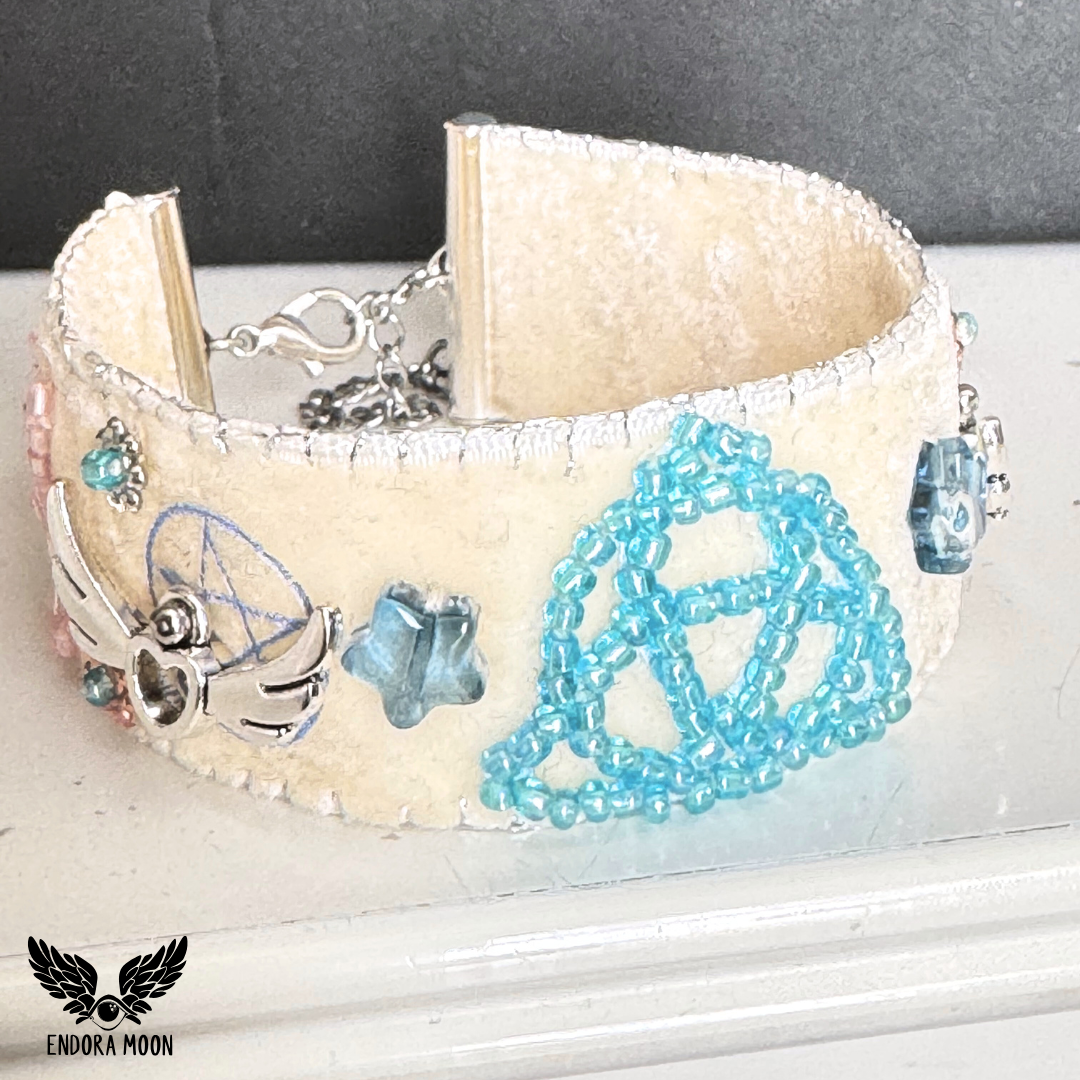 Pulsera Wicca Moon – Nudo bruja y corazones alados 