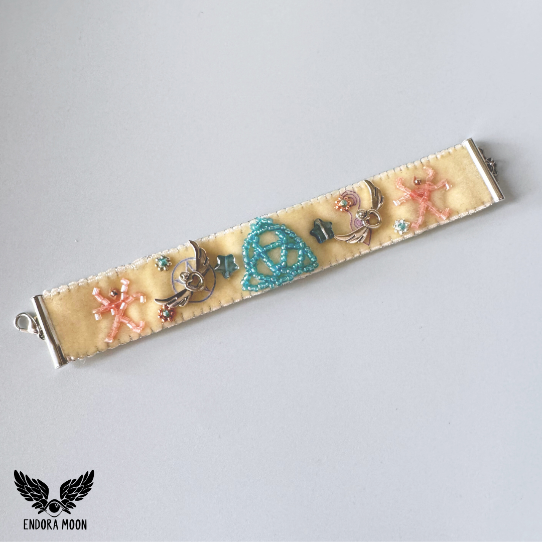 Pulsera Wicca Moon – Nudo bruja y corazones alados 