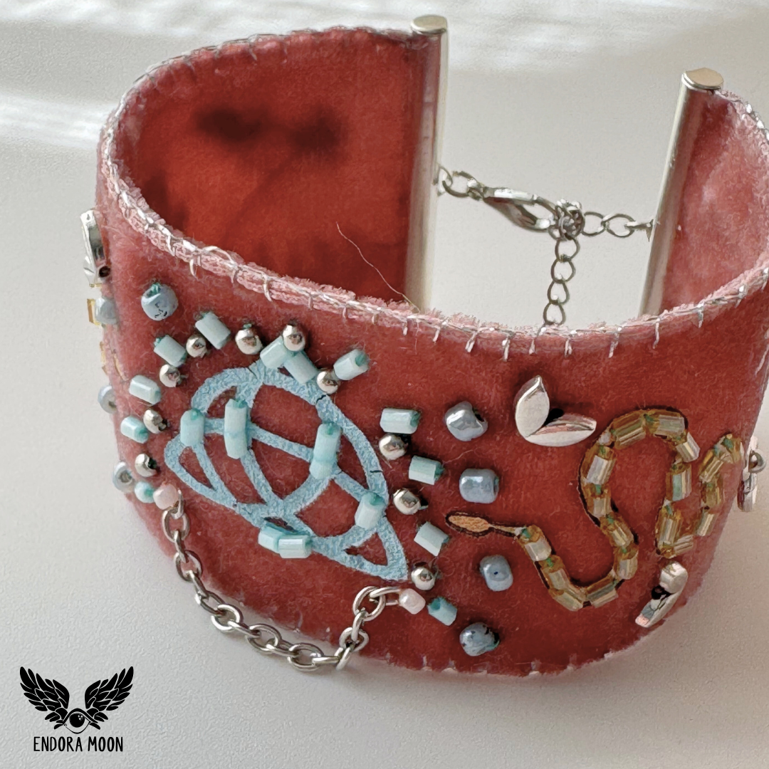 Brazalete Wicca Moon –  Nudo Celta palo rosa
