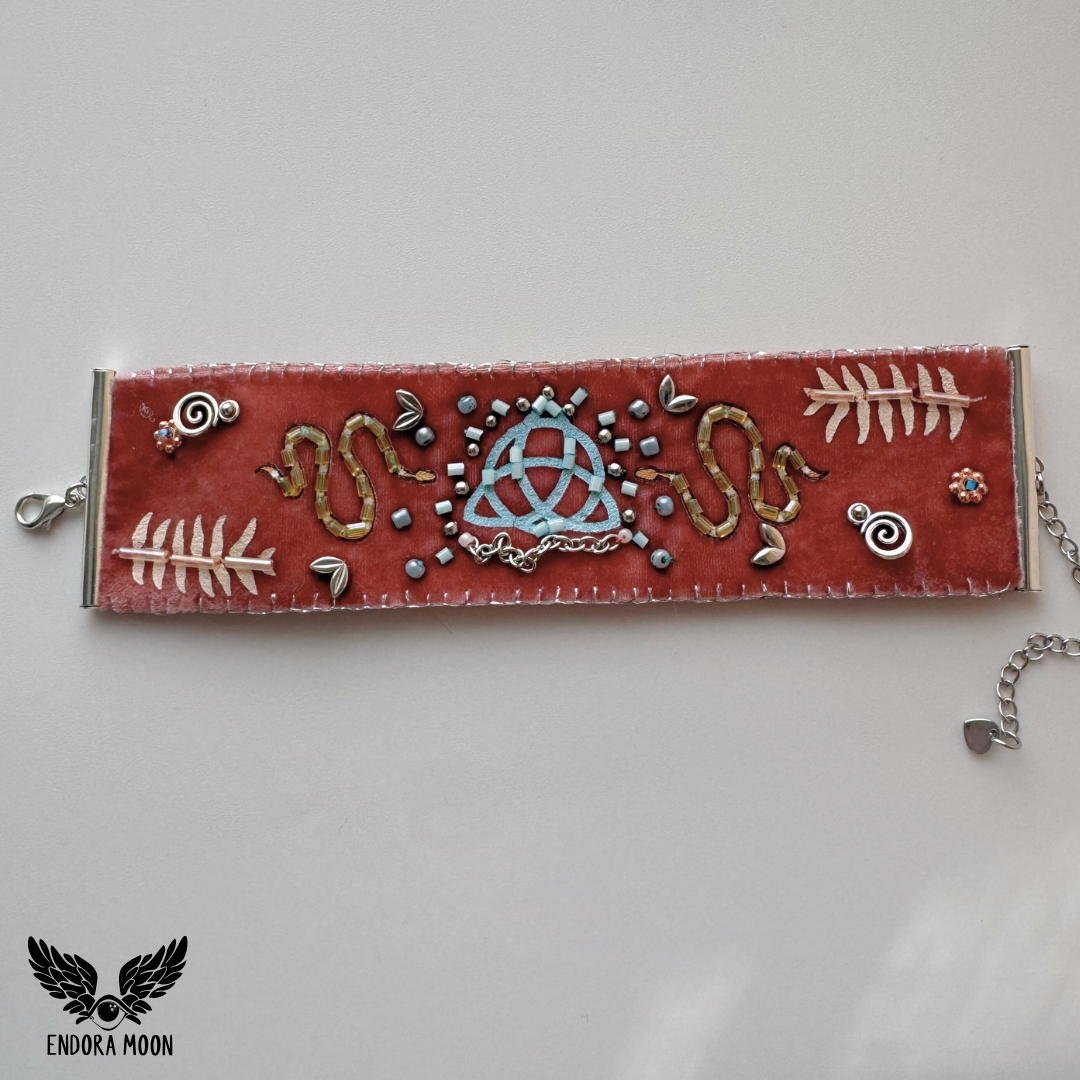 Brazalete Wicca Moon –  Nudo Celta palo rosa