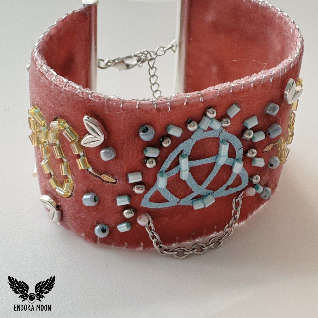 Brazalete Wicca Moon –  Nudo Celta palo rosa