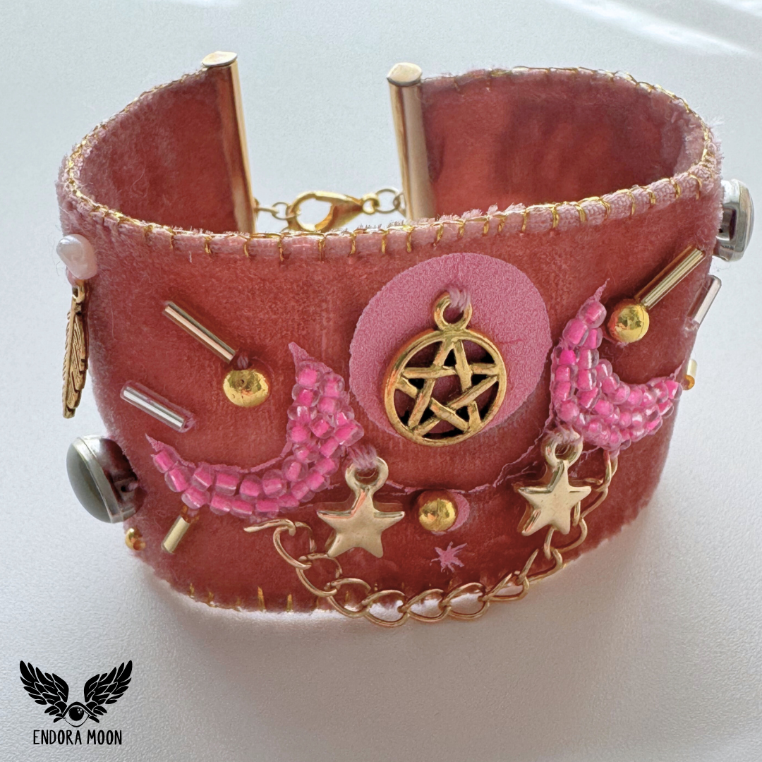 Brazalete Wicca Moon –Triple Diosa y pentagrama - Rosa Palo
