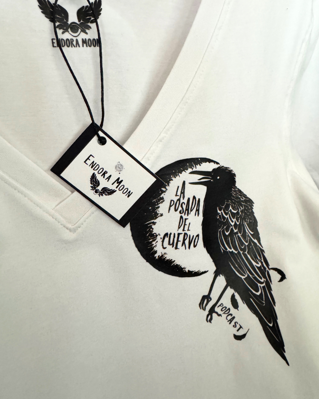 Camiseta cuello pico la Posada del cuervo 