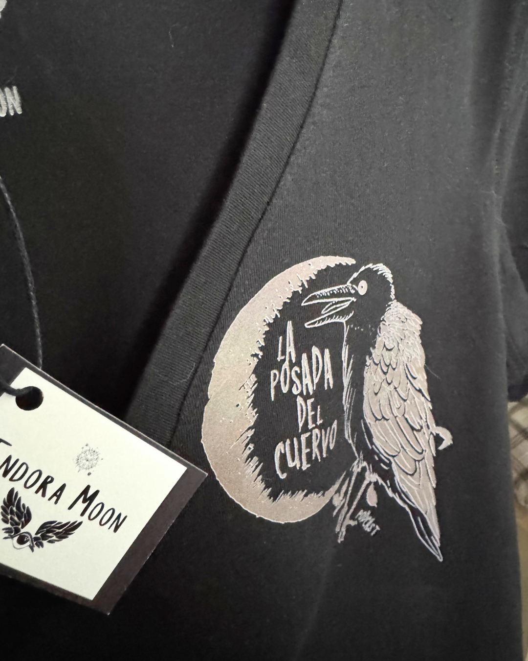 Camiseta cuello pico la Posada del cuervo 