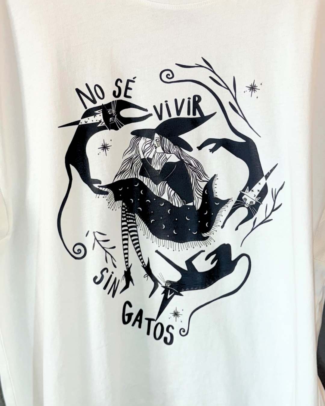 Camiseta aquelarre, manga sisa, cuello caja